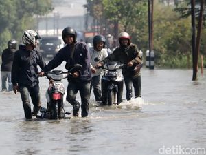Banyak Motor Mogok gegara Nekat Terjang Banjir di Sapan Bandung Banyak Motor Mogok gegara Nekat Terjang Banjir di Sapan Bandung