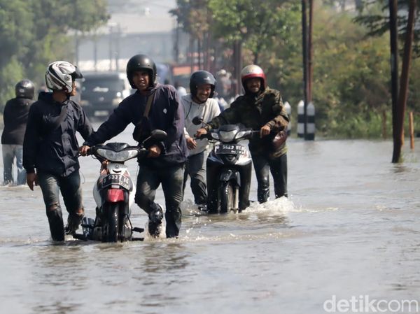 Banyak Motor Mogok gegara Nekat Terjang Banjir di Sapan Bandung