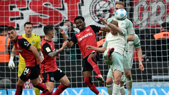 Bundesliga 08 March 2025, North Rhine-Westphalia, Leverkusen: Soccer: Bundesliga, Bayer Leverkusen - Werder Bremen, Matchday 25, BayArena. Leverkusens Nathan Tella (l) and Bremens Marco GrĂ¼ll fight for the ball. Photo: Federico Gambarini/dpa - IMPORTANT NOTE: In accordance with the regulations of the DFL German Football League and the DFB German Football Association, it is prohibited to utilize or have utilized photographs taken in the stadium and/or of the match in the form of sequential images and/or video-like photo series. (Photo by Federico Gambarini/picture alliance via Getty Images)