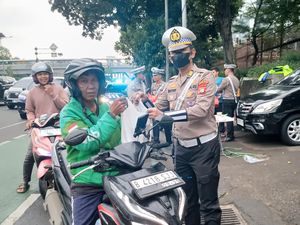 Ditlantas Polda Metro Turun ke Jalan Bagikan Takjil hingga Sembako
