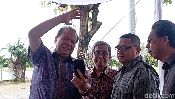 Founder CT Corp, Chairul Tanjung bareng  Wali Kota Makassar Munafri Arifuddin (dua dari kanan) dikala kegiatan groundbreaking Masjid Agung Trans Studio Makassar.
