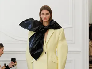 Sarah Burton Kembali ke Akar Givenchy Sembari Kenalkan Logo Baru Sarah Burton Kembali ke Akar Givenchy Sembari Kenalkan Logo Baru