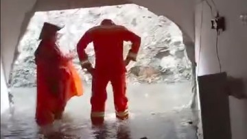 Banjir di Depok Mengakibatkan Tembok Rumah Jebol Karena Derasnya Air