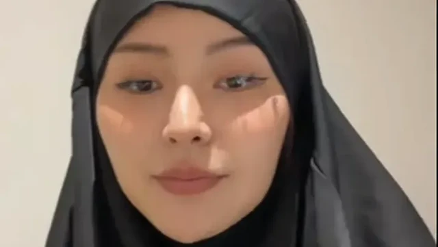 Kabar Terkini Artis dari InsertLive : Rae Lil Black Mantap Mualaf, Awalnya Tak Sengaja Ikut Acara Islam di Malaysia