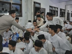 Momen Buka Puasa Bersama Kapolres Blitar dengan Santri Al-Falah