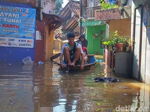 Banjir di Dayeuhkolot Lumpuhkan Aktivitas Warga, Bantuan Belum Datang