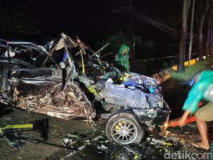 Mobil Panther Ringsek Parah Ditabrak Truk di Temon Kulon Progo