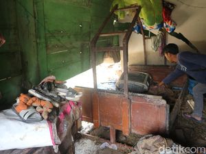 Nelangsanya Ibu Hamil Terpaksa Naik Rangka Atap Rumah saat Banjir Bandang