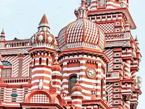 Mirip Istana Dalam Dongeng, Masjid Unik Ini Punya Kubah Seperti Buah Delima!