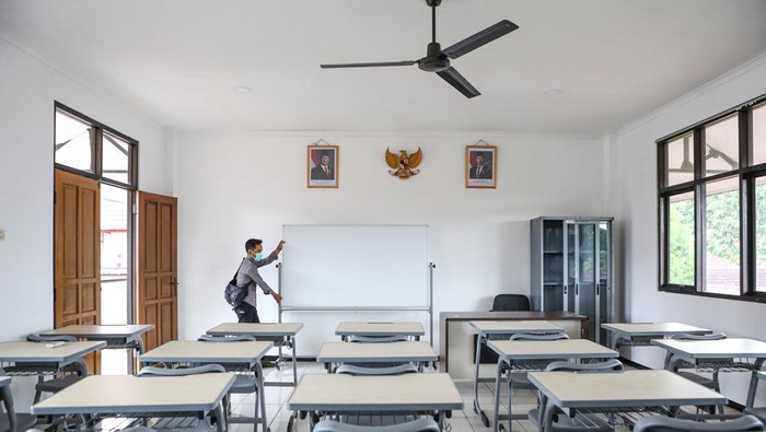 Melihat Persiapan Sekolah Rakyat di Bekasi Petugas menata papan tulis ruangan kelas Sekolah Rakyat untuk jenjang Sekolah Menengan Atas di Sentra Terpadu Pangudi Luhur (STPL), Bekasi, Jawa Barat, Sabtu (8/3/2025). Menteri Sosial Saifullah Yusuf menyampaikan sekitar 40 Sekolah Rakyat di aneka macam kawasan rencananya akan mengawali kegiatan pada tahun anutan 2025/2026 dari jenjang SD, SMP, dan Sekolah Menengan Atas yang didedikasikan bagi belum dewasa dari keluarga miskin dan miskin ekstrim selaku upaya menyediakan kepraktisan pendidikan yang layak. ANTARA FOTO/Asprilla Dwi Adha/aww.