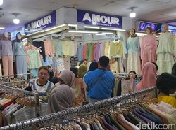 Pedagang Tanah Abang Menunggu Gebrakan Pembeli Jelang Lebaran