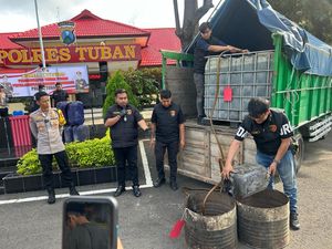 Mulyono Diringkus gegara Timbun 3.500 Liter Solar Subsidi di Tuban Mulyono Diringkus gegara Timbun 3.500 Liter Solar Subsidi di Tuban