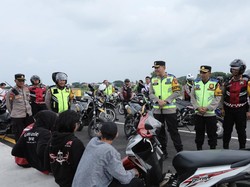 Kapolres Lamongan Gelar Patroli dan Bagikan Takjil Saat Ngabuburit