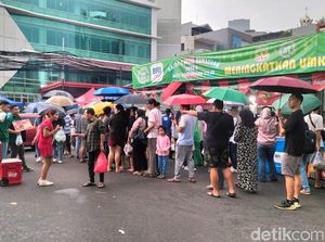 Melihat War Takjil Viral di Benhil, Pembeli Antre Panjang meski Gerimis!