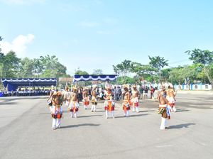 Tari Caci, Tarian Adu Pecut dari Kulit Kerbau di Manggarai NTT Tari Caci, Tarian Adu Pecut dari Kulit Kerbau di Manggarai NTT