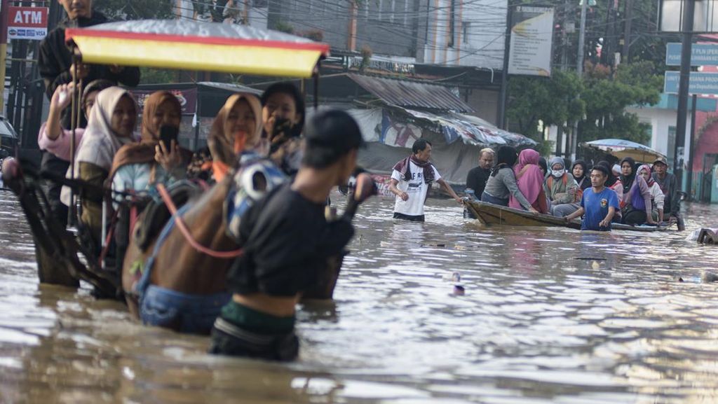 Penampakan Banjir Merendam Kawasan Bandung Selatan Penampakan Banjir Merendam Kawasan Bandung Selatan