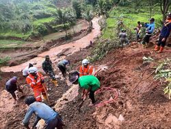 Lagi, Tim SAR Temukan Korban Banjir dan Longsor di Sukabumi Lagi, Tim SAR Temukan Korban Banjir dan Longsor di Sukabumi
