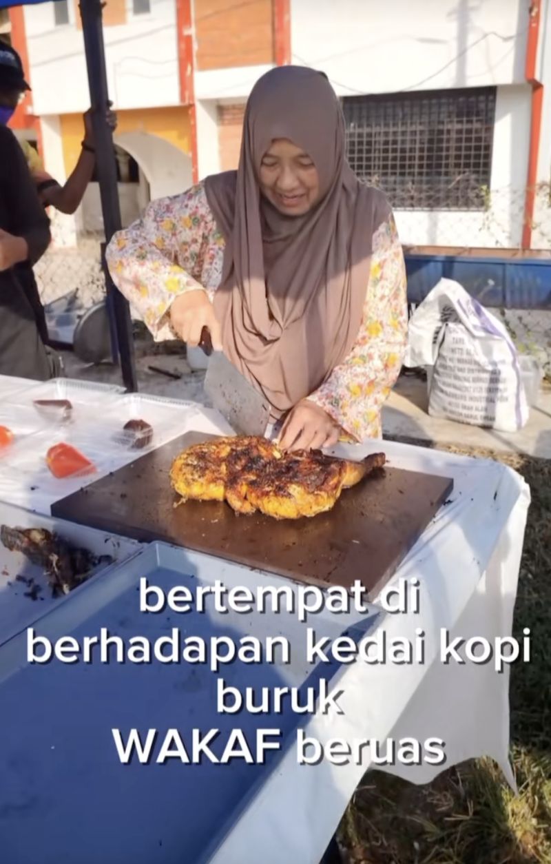 penjual ayam panggang unik pakai pemanggang mirip kincir ria