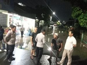 Perumahan di Tangsel Banjir gara-gara Kali Pesanggrahan Meluap Perumahan di Tangsel Banjir gara-gara Kali Pesanggrahan Meluap