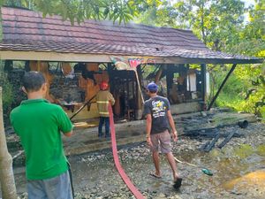 Kebakaran Warung Makan di Pantai Kukup, 1 Orang Luka Kebakaran Warung Makan di Pantai Kukup, 1 Orang Luka