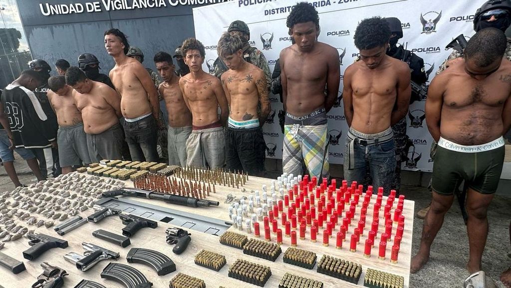 Polisi Ekuador Amankan Belasan Orang dan Senjata Terkait Kekerasan Geng Polisi Ekuador Amankan Belasan Orang dan Senjata Terkait Kekerasan Geng