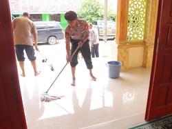 Polisi Bersihkan Lumpur Sisa Banjir di Masjid Babelan Bekasi