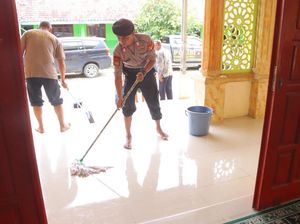 Polisi Bersihkan Lumpur Sisa Banjir di Masjid Babelan Bekasi Polisi Bersihkan Lumpur Sisa Banjir di Masjid Babelan Bekasi