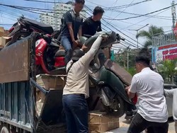 Polisi Bongkar Truk Bermuatan Belasan Motor Hasil Curian di Jakbar