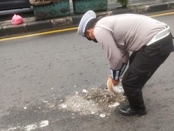 Jalan Berlubang di Ciputat Bikin Pemotor Celaka, Diperbaiki Sore Ini