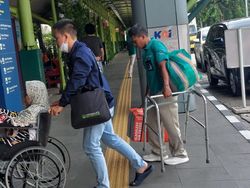Cerita Porter di Stasiun Gambir Rela Tak Mudik demi Uang Sekolah Anak