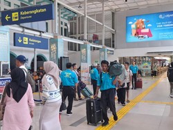 Kisah Porter: Rindu Kampung Halaman Harus Ditahan demi Cuan Lebaran