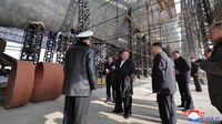 Potret Kim Jong Un Saat Mengecek Proyek Kapal Selam Nuklir