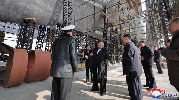 Potret Kim Jong Un Saat Mengecek Proyek Kapal Selam Nuklir