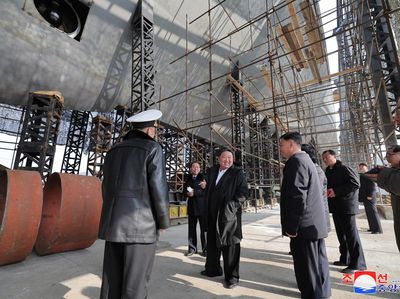 Potret Kim Jong Un Saat Mengecek Proyek Kapal Selam Nuklir