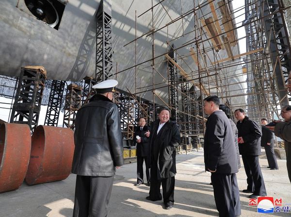 Potret Kim Jong Un Saat Mengecek Proyek Kapal Selam Nuklir