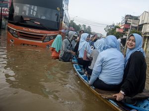 Potret Pekerja di Dayeuhkolot Naik Ojek Perahu Terobos Banjir