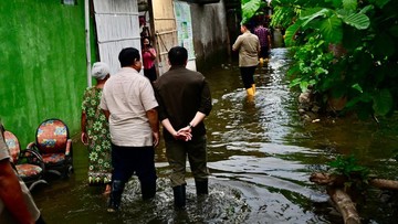 Prabowo Memeriksa Banjir di Bekasi dan Berbuka Puasa di Rumah Warga