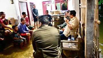 Prabowo Menghubungi Sejumlah Pejabat Saat Memeriksa Banjir di Bekasi