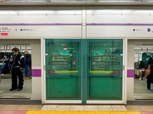 Puisi Aku Karya Chairil Anwar Mejeng di Stasiun Kereta Bawah Tanah Seoul Korsel Puisi Aku Karya Chairil Anwar Mejeng di Stasiun Kereta Bawah Tanah Seoul Korsel
