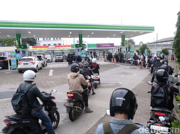 Antrean Panjang Isi Bensin di SPBU Swasta