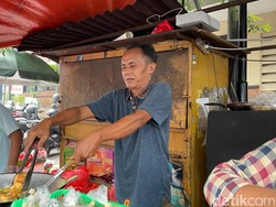 Sopir Banting Setir Jual Gorengan saat Ramadan, Raup Jutaan Rupiah per Hari