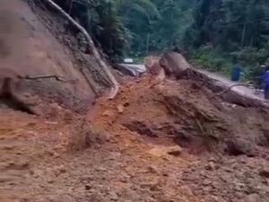 Alat Berat Diterjunkan ke Lokasi Longsor Akses Wisata Negeri di Atas Awan Lebak