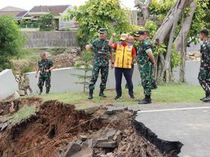 TNI AD Bangun Jembatan Sementara Kemang Pratama yang Ambles Diterjang Banjir TNI AD Bangun Jembatan Sementara Kemang Pratama yang Ambles Diterjang Banjir