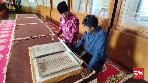 Kitab suci Al Quran yang telah berusia 400 tahun yang merupakan bukti sejarah penyebaran Islam di Sulawesi Selatan, masih tersimpan rapi di Museum Balla Lompo, Kabupaten Gowa.