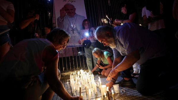 Warga Argentina Gelar Doa dan Pawai Lilin untuk Kesembuhan Paus Fransiskus
