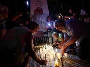Warga Argentina Gelar Doa dan Pawai Lilin untuk Kesembuhan Paus Fransiskus