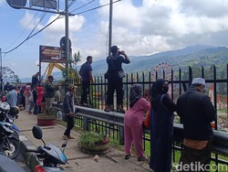 Warga Tonton Pembongkaran, Ingin Pastikan Hibisc Puncak Diratakan Semua