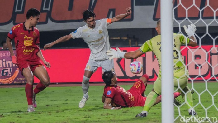 Persija kalah saat menjamu Arema di Stadion Patriot, Bekasi, Minggu (9/3/2025). Dua pemain Persija Maciej Gajos dan Gustavo terkena kartu merah pada babak pertama.