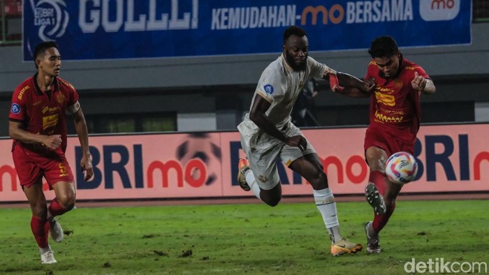 Persija kalah saat menjamu Arema di Stadion Patriot, Bekasi, Minggu (9/3/2025). Dua pemain Persija Maciej Gajos dan Gustavo terkena kartu merah pada babak pertama.