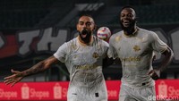 Dalam situasi 11 melawan 9, tim tamu tampil dominan namun tetap gagal membobol gawang Persija. Skor 0-0 menutup babak pertama.